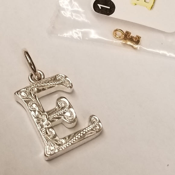 Set of 2 letter E pendant charms Hawaiian scroll - Picture 3 of 3